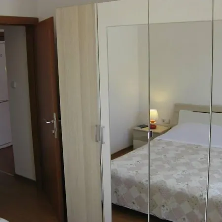 Apartamento Ferienwohnung Fuer 5 Personen Ca 60 Qm In Srima, Dalmatien Norddalmatien - B60472 *